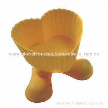 Silicone baking cup with feet, heart-shape, size of 8.3x6x6.3cm